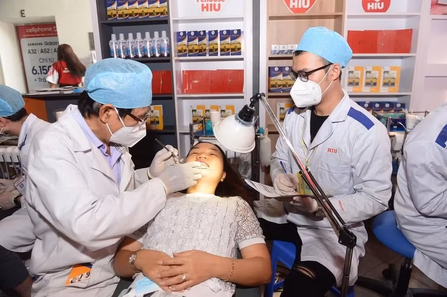 Chương trình HIU CARE chăm sóc răng miệng cho học sinh TPHCM.