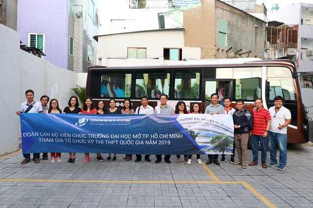 Giảng viên Trường ĐH Mở TPHCM cùng nhau lên đường làm nhiệm vụ