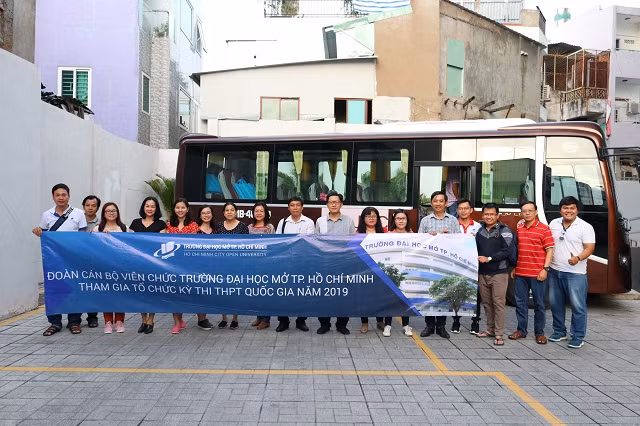 Giảng viên Trường ĐH Mở TPHCM cùng nhau lên đường làm nhiệm vụ