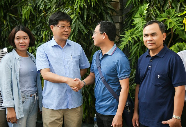 PGS. TS Trần Hoàng Hải - Phó hiệu trưởng phụ trách ĐH Luật TPHCM (thứ 2 từ trái qua) bắt tay động viên cán bộ, giảng viên nhà trường lên đường làm nhiệm vụ thật tốt PGS. TS Trần Hoàng Hải - Phó hiệu trưởng phụ trách ĐH Luật TPHCM (thứ 2 từ trái qua) bắt tay động viên cán bộ, giảng viên nhà trường lên đường làm nhiệm vụ thật tốt