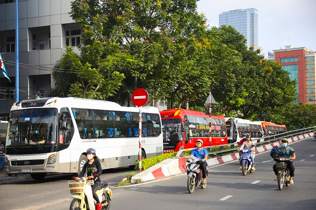 Các xe chở cán bộ, giảng viên các trường đại học tại TPHCM chuẩn bị xuất phát về các tỉnh Các xe chở cán bộ, giảng viên các trường đại học tại TPHCM chuẩn bị xuất phát về các tỉnh