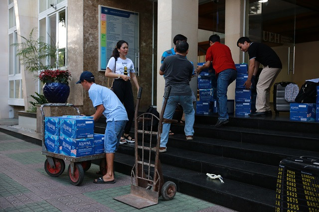 Cùng nhau chuẩn bị các nhu yếu phẩm phục vụ cho công tác coi thi tại địa phương