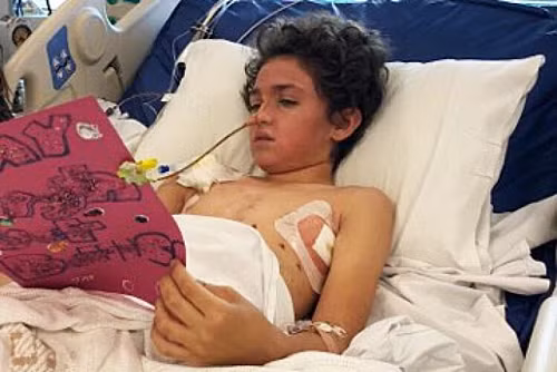 Cậu bé Connor bị thương rất nặng khi vào viện, tưởng không qua khỏi. Nhưng nay em đã bình phục. Ảnh: ABC.