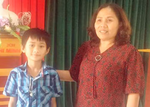 Học sinh lớp 4 trả lại ví tiền cho người đánh rơi ảnh 1 Em Hoàng Văn Dũng (trái). Ảnh: Mạnh Hùng