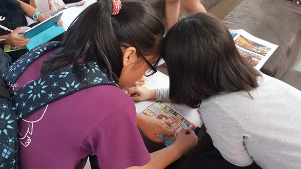 Một hoạt động ngoại khóa sắp xếp học sinh lớn kèm học sinh nhỏ để xóa bỏ sự khác biệt, khích lệ sự giúp đỡ.