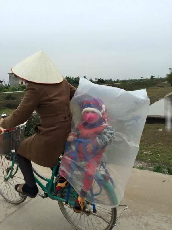 Cách che mưa rét cho con chỉ mẹ mới nghĩ được ra Cách che mưa rét cho con chỉ mẹ mới nghĩ được ra