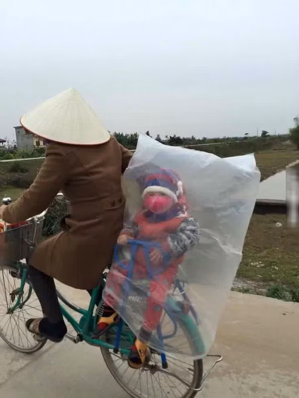 Cách che mưa rét cho con chỉ mẹ mới nghĩ được ra