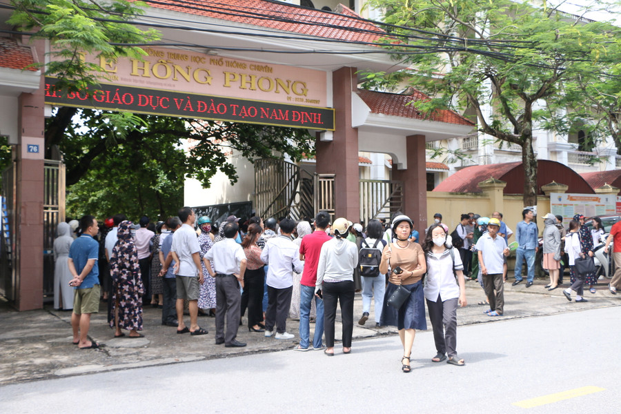 Trường THPT chuyên Lê Hồng Phong là nơi được chọn làm địa điểm tổ chức thi HSG quốc gia năm học 2023-2024 tại Nam Định. Trường THPT chuyên Lê Hồng Phong là nơi được chọn làm địa điểm tổ chức thi HSG quốc gia năm học 2023-2024 tại Nam Định.