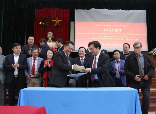 Ông Nguyễn Quốc Hội – Chủ tịch HĐQT, Tổng giám đốc Công ty CP Thể Thao T&T và ông Ngũ Duy Anh - Vụ trưởng Vụ GD thể chất (Bộ GD&ĐT) ký kết thỏa thuận hợp tác dưới dự chứng kiến của Bộ trưởng Phùng Xuân Nhạ, Thứ trưởng Nguyễn Thị Nghĩa và các đại biểu