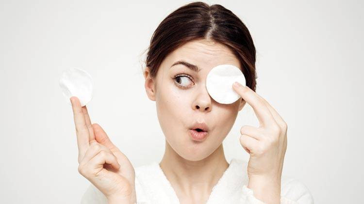 Sai lầm dùng bông tẩy trang khiến da càng bị mụn