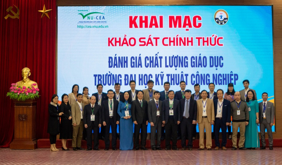 Đoàn khảo sát Trung tâm Kiểm định chất lượng giáo dục Đại học Quốc gia Hà Nội làm việc tại Trường Đại học Kỹ thuật Công nghiệp. Đoàn khảo sát Trung tâm Kiểm định chất lượng giáo dục Đại học Quốc gia Hà Nội làm việc tại Trường Đại học Kỹ thuật Công nghiệp.