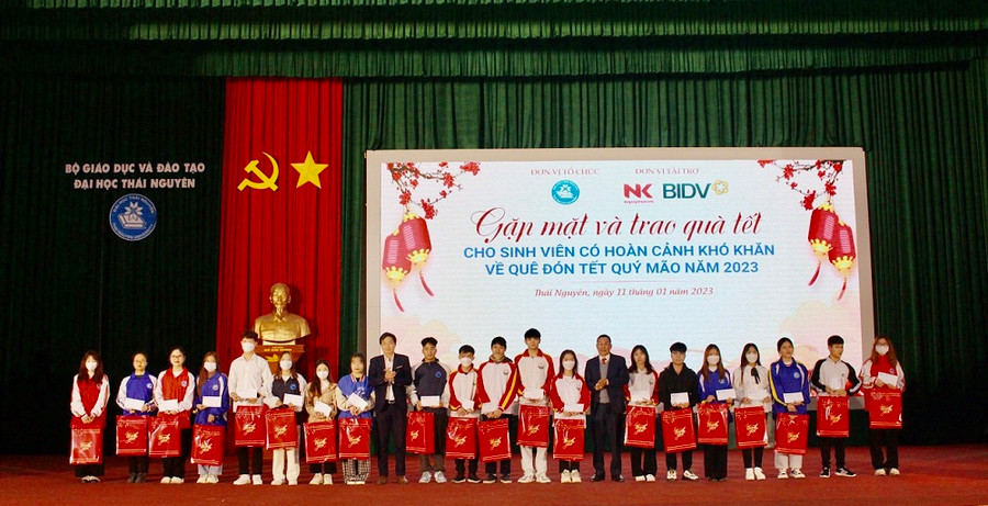 50 suất quà được trao tặng tại chương trình Xuân sinh viên chung tay thắp sáng ước mơ. 50 suất quà được trao tặng tại chương trình Xuân sinh viên chung tay thắp sáng ước mơ.