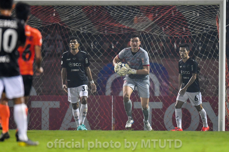 Văn Lâm (giữa) không thể sửa sai cho đồng đội