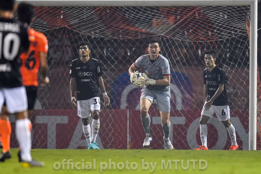 Văn Lâm (giữa) không thể sửa sai cho đồng đội