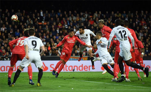 Casemiro không cản được Garay Casemiro không cản được Garay.