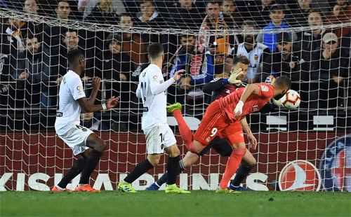 Bàn gỡ muộn màng của Benzema Bàn gỡ muộn màng của Benzema.