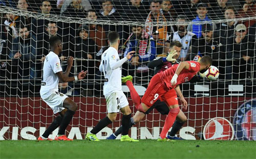 Bàn gỡ muộn màng của Benzema Bàn gỡ muộn màng của Benzema.