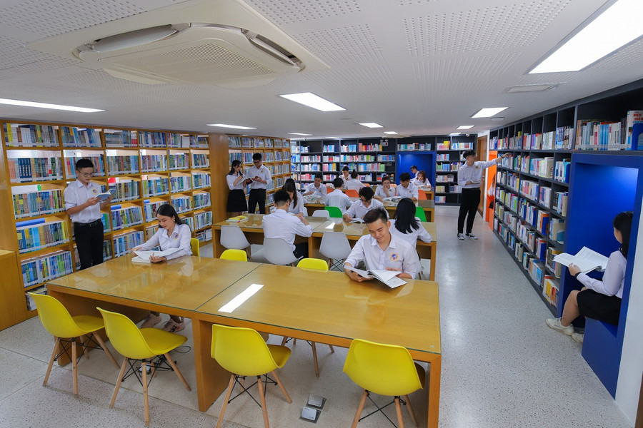 Sinh viên Trường ĐH Quốc tế Sài Gòn (SIU) học tại thư viện.