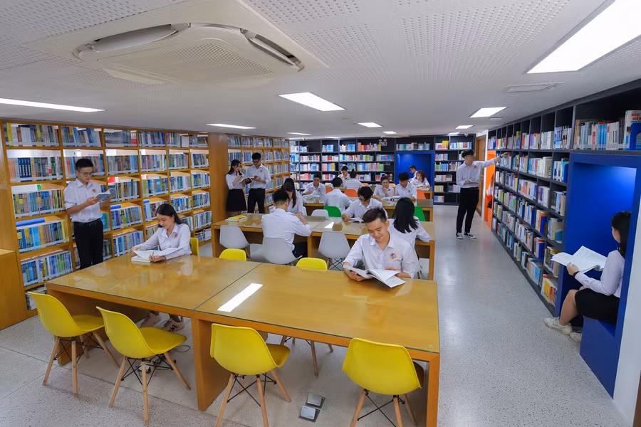 Sinh viên Trường ĐH Quốc tế Sài Gòn (SIU) học tại thư viện.