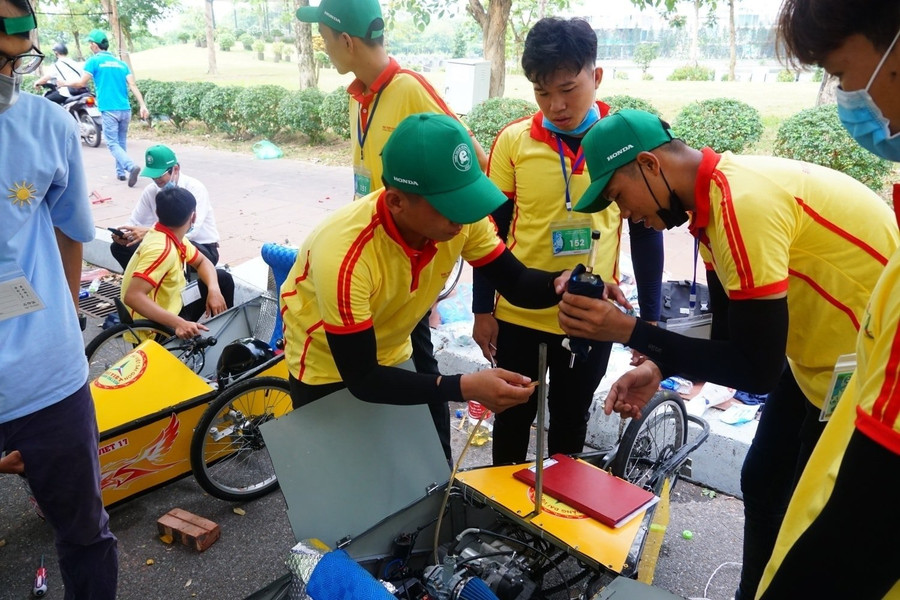 Sinh viên Cao đẳng Đại Việt Sài Gòn đang tham gia một cuộc thi khoa học cấp trường.