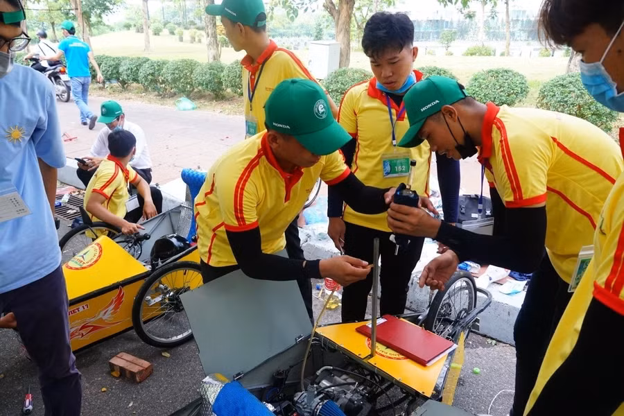 Sinh viên Cao đẳng Đại Việt Sài Gòn đang tham gia một cuộc thi khoa học cấp trường.