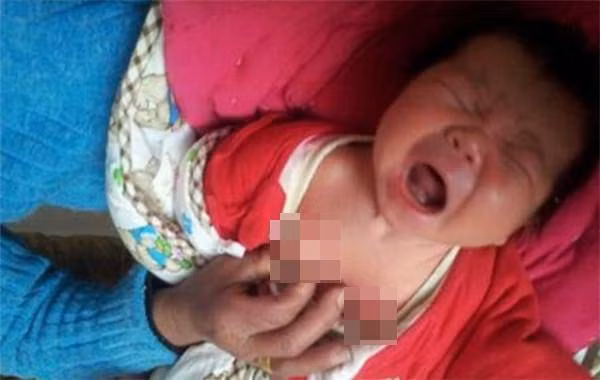 4 bo phan cua tre so sinh cha me khong nen cham vao, bang khong nguy hai cho be - 2