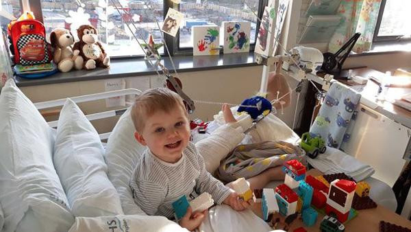 Nhảy lên nhảy xuống trên giường, bé trai 2 tuổi bị gãy đôi xương đùi ảnh 2 hi huu: be trai 2 tuoi bi gay doi xuong dui sau khi nhay len nhay xuong tren giuong - 2