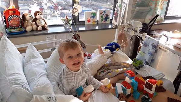 hi huu: be trai 2 tuoi bi gay doi xuong dui sau khi nhay len nhay xuong tren giuong - 2