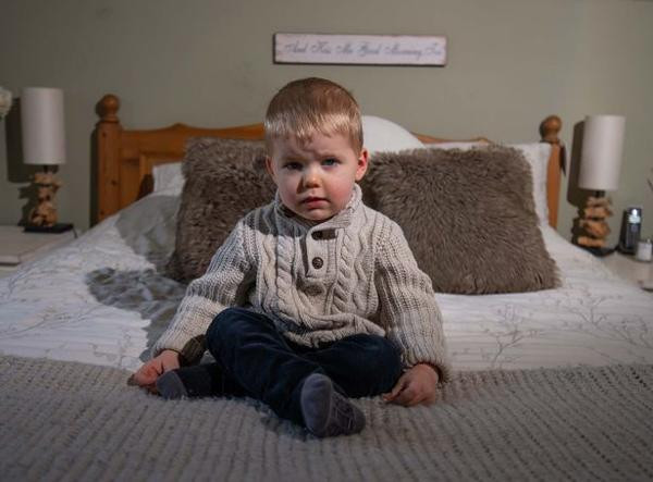 Nhảy lên nhảy xuống trên giường, bé trai 2 tuổi bị gãy đôi xương đùi ảnh 1 hi huu: be trai 2 tuoi bi gay doi xuong dui sau khi nhay len nhay xuong tren giuong - 1