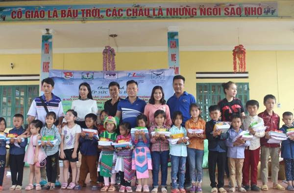 Đoàn thiện nguyện tặng 300 suất quà cho học sinh Trường Mầm non, Tiểu học và THCS Nậm Chảy