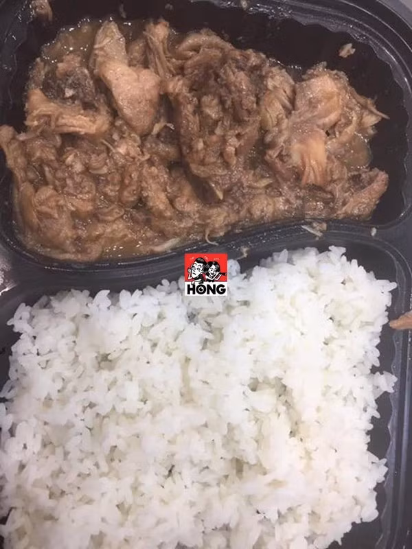 Hộp cơm gà cô gái nhận được. Nguồn ảnh: Hóng