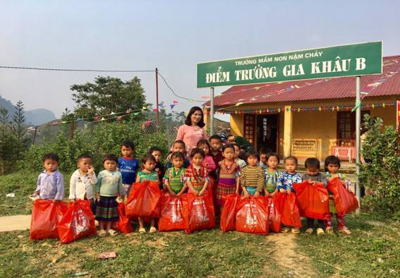 Nhà giáo Hứa Thu Huyền tặng quà cho các bé Mầm Non tại điểm trường Gia Khâu B