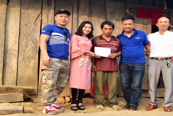 Đoàn tặng quà, động viên gia đình anh Giàng Quáng Pao - công an xã Nậm Chảy có hoàn cảnh khó khăn.