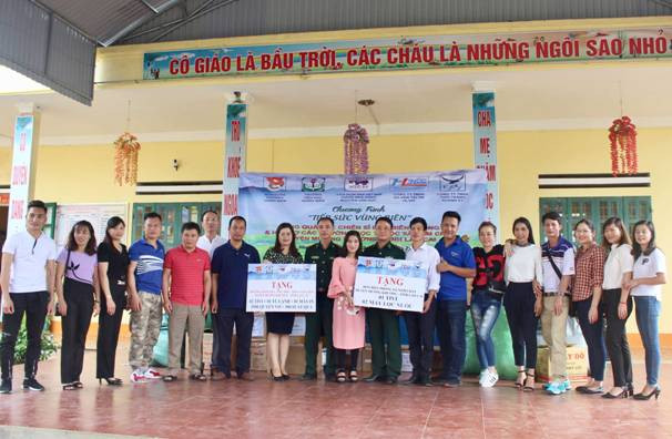 Đoàn thiện nguyện trao quà tặng cho đại diện Đồn Biên phòng Nậm Chảy và đại diện 3 trường : Mầm non, Tiểu học, THCS Nậm Chảy