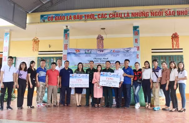 Đoàn thiện nguyện trao quà tặng cho đại diện Đồn Biên phòng Nậm Chảy và đại diện 3 trường : Mầm non, Tiểu học, THCS Nậm Chảy