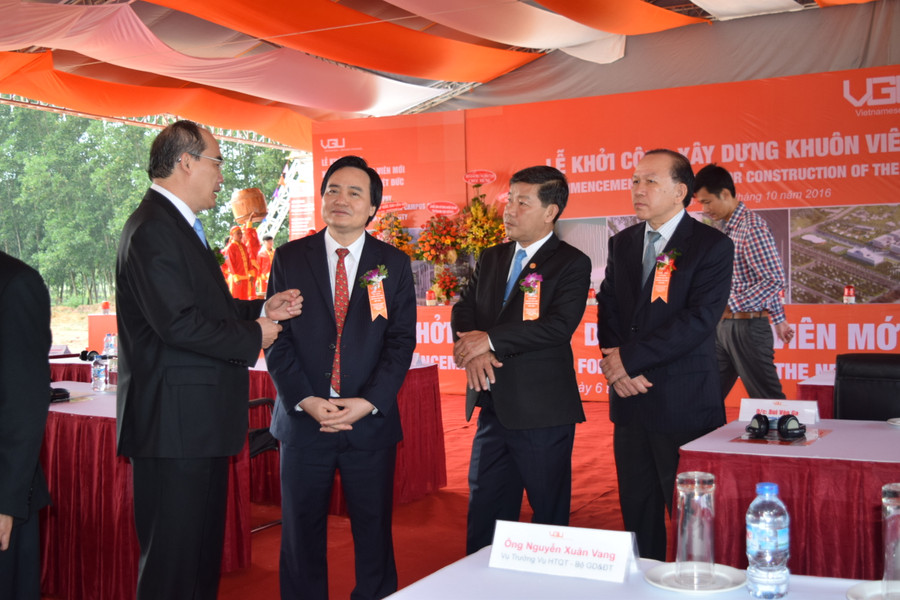 Ủy viên Bộ Chính trị Nguyễn Thiện Nhân và Bộ trưởng Phùng Xuân Nhạ trao đổi trước lễ khởi công