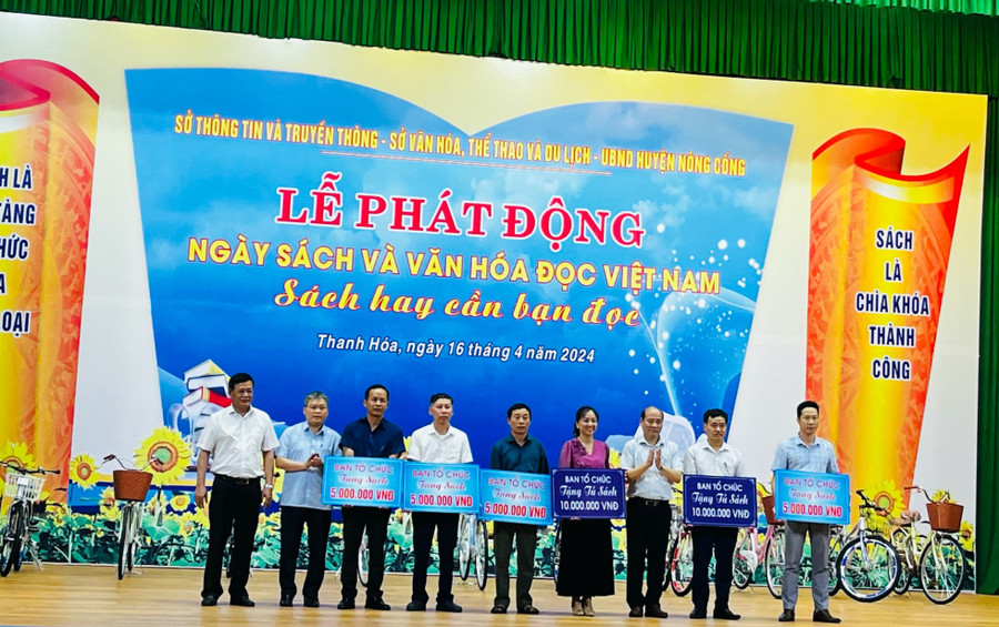 Ban tổ chức cùng các nhà tài trợ trao tặng tủ sách và sách cho các trường học.