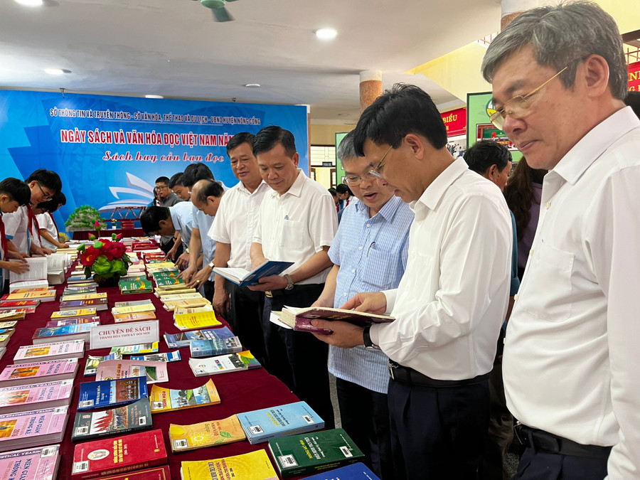 Các đại biểu hưởng ứng Ngày Sách và Văn hóa đọc Việt Nam năm 2024.