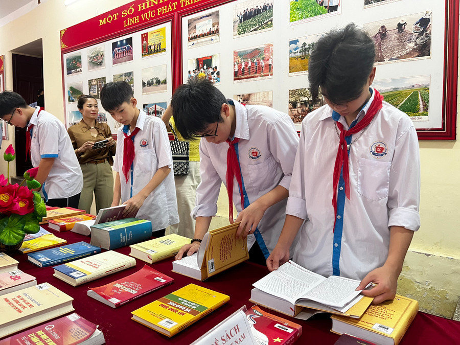 Học sinh hào hứng trước nhiều đầu sách hay.