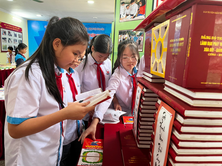 Học sinh thích thú trước nhiều đầu sách hay.