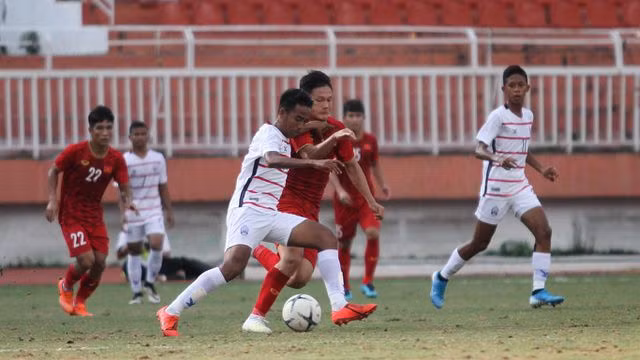 Đội chủ nhà bộ lộ nhiều sai lầm trong trận đấu với đội bóng đất Chùa Tháp