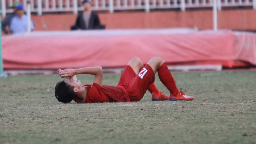 Các cầu thủ chủ nhà không tin vào thất bại vừa mới trải qua