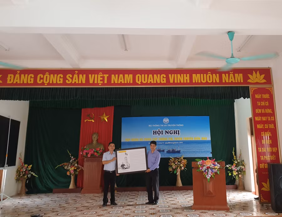 Lãnh đạo Cục thông tin cơ sở trao tặng ảnh kỷ niệm cho huyện đảo
