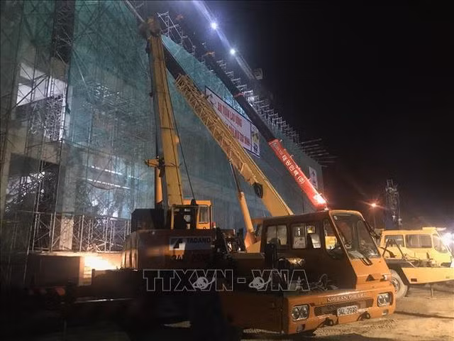 Hiện trường vụ tai nạn sập giàn giáo tối 22/10 (Ảnh: TTXVN).