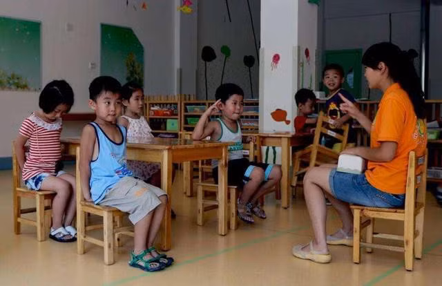 Lần đầu con đi học mẫu giáo luôn khiến cha mẹ lo lắng. (Ảnh minh họa)