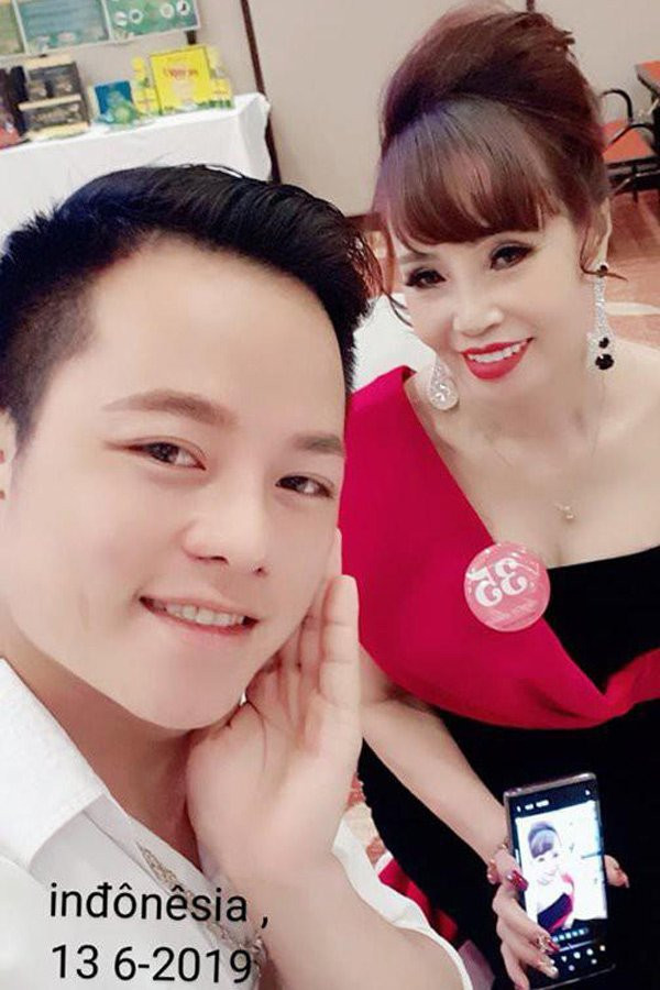 Cô dâu 62 tuổi khoe món quà bất ngờ chồng trẻ tặng bên bờ suối, dân mạng phản ứng ngược-3