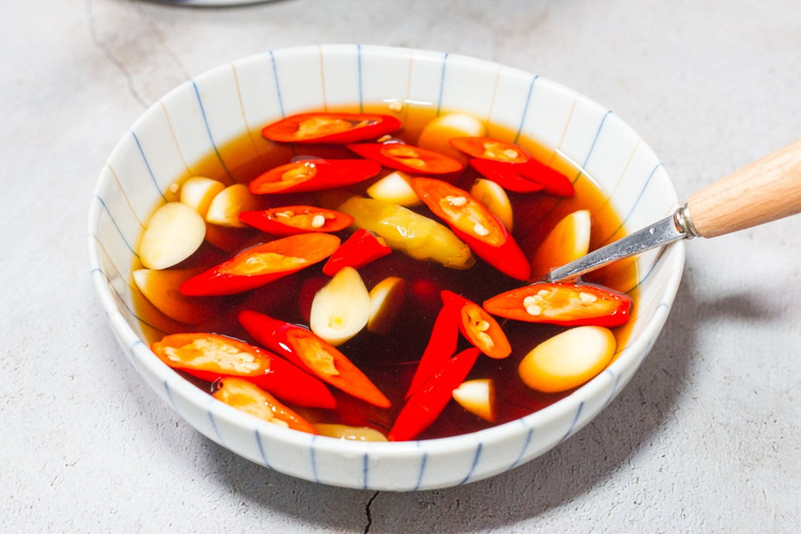 Mùa đông nhà tôi luôn có món củ cải ngâm làm món ăn kèm, chua giòn ngon hết nấc - Ảnh 3.