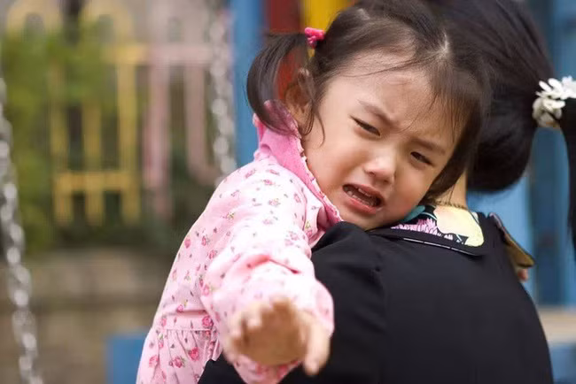 Mẹ gửi bé đến trường mẫu giáo kèm theo 2 tờ yêu cầu dài dằng dặc, cô giáo đọc xong liền đáp trả khiến người mẹ sững sờ - Ảnh 2.