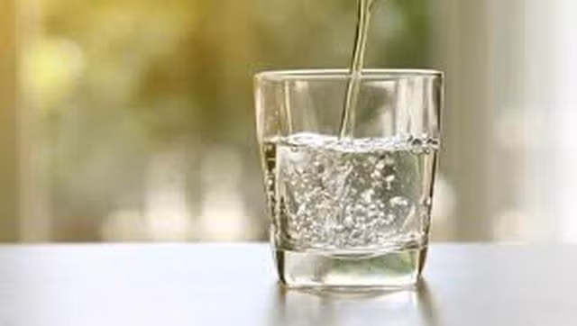 Thực khách uống miễn phí nước tái chế từ nhà vệ sinh - 3