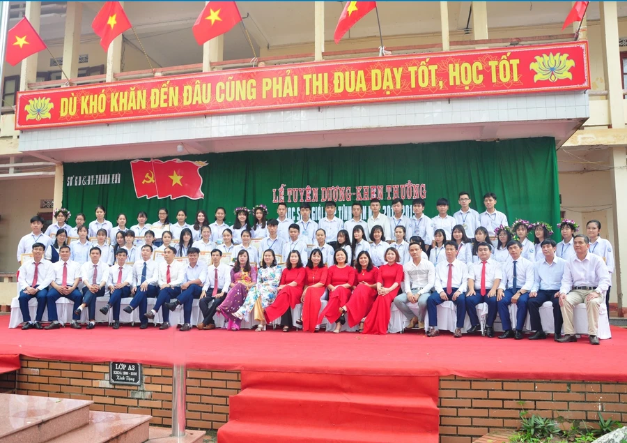 Tập thể cán bộ giáo viên và học sinh trong buổi lễ tuyên dương, khen thưởng của nhà trường.